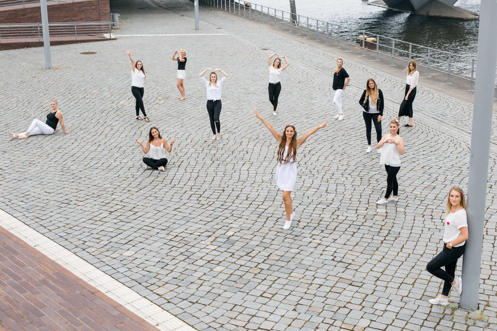 Modernes JGA-Fotoshooting in der Hamburger Hafencity